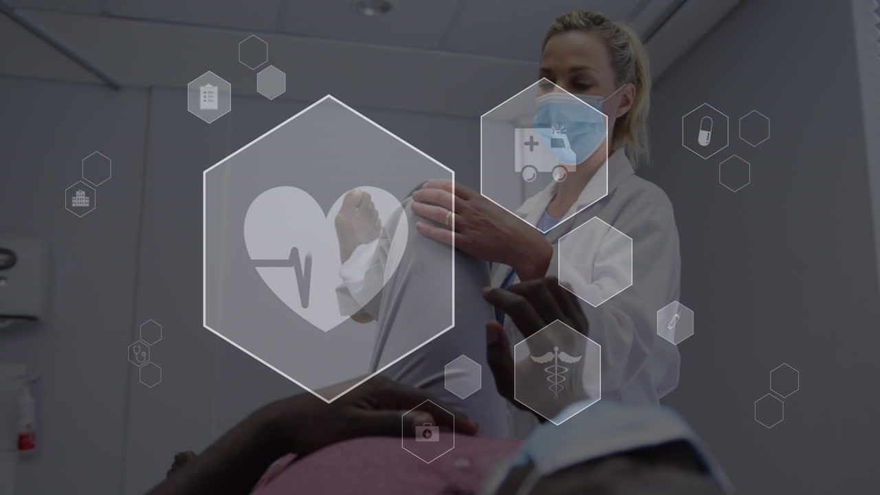 얼굴 마스크를 입은 백인 여성 의사에 대한 디지털 아이콘 데이터 처리의 애니메이션