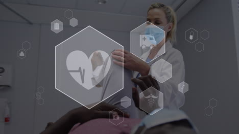 animación de iconos digitales de procesamiento de datos sobre una doctora caucásica con máscara facial