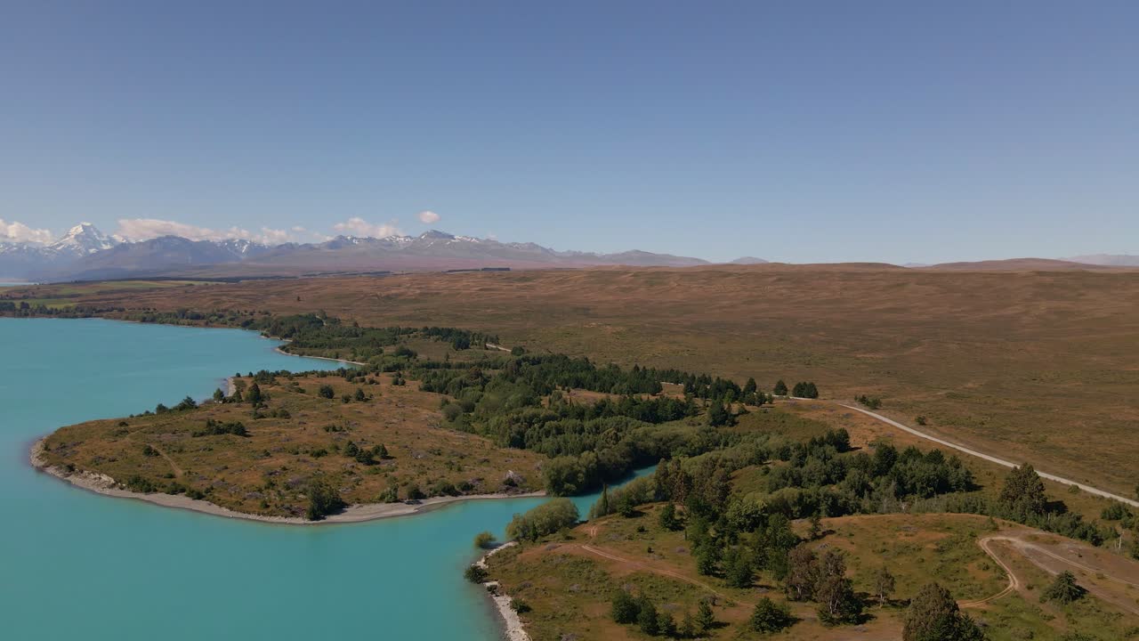 활기찬 청록색 빙하 호수 뒤에 마운트 쿡을 드러내는 공중 궤도