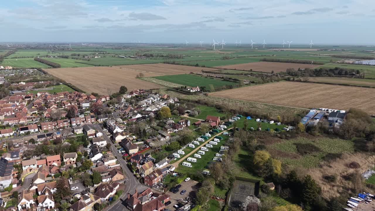 Case a Burnham-on-Crouch, Essex, Regno Unito, parco eolico sullo sfondo, ripresa aerea con drone.