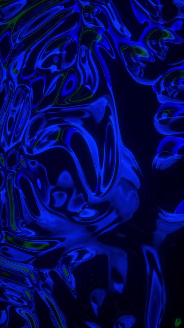 Cromo liquido blu reale lucido che increspa e onde fluide riflettenti che ondeggiano, sfondo video verticale