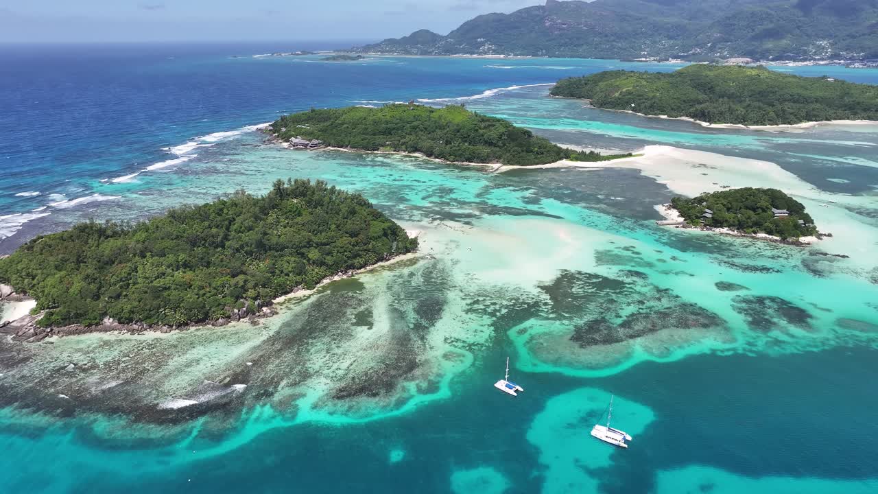 Vista aerea di isole tropicali con oceano turchese e barche