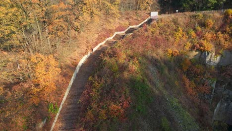 Escaleras-De-La-Muerte-En-El-Monumento-A-Mauthausen-Durante-El-Otoño-En-Mauthausen,-Alta-Austria