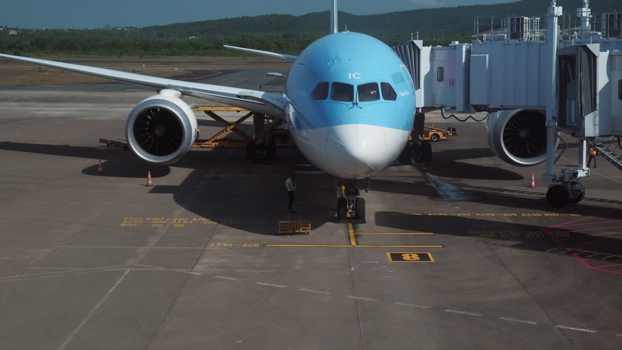 avión en la puerta con tripulación de tierra