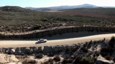 Un-Coche-Circula-Por-Una-Carretera-Rural