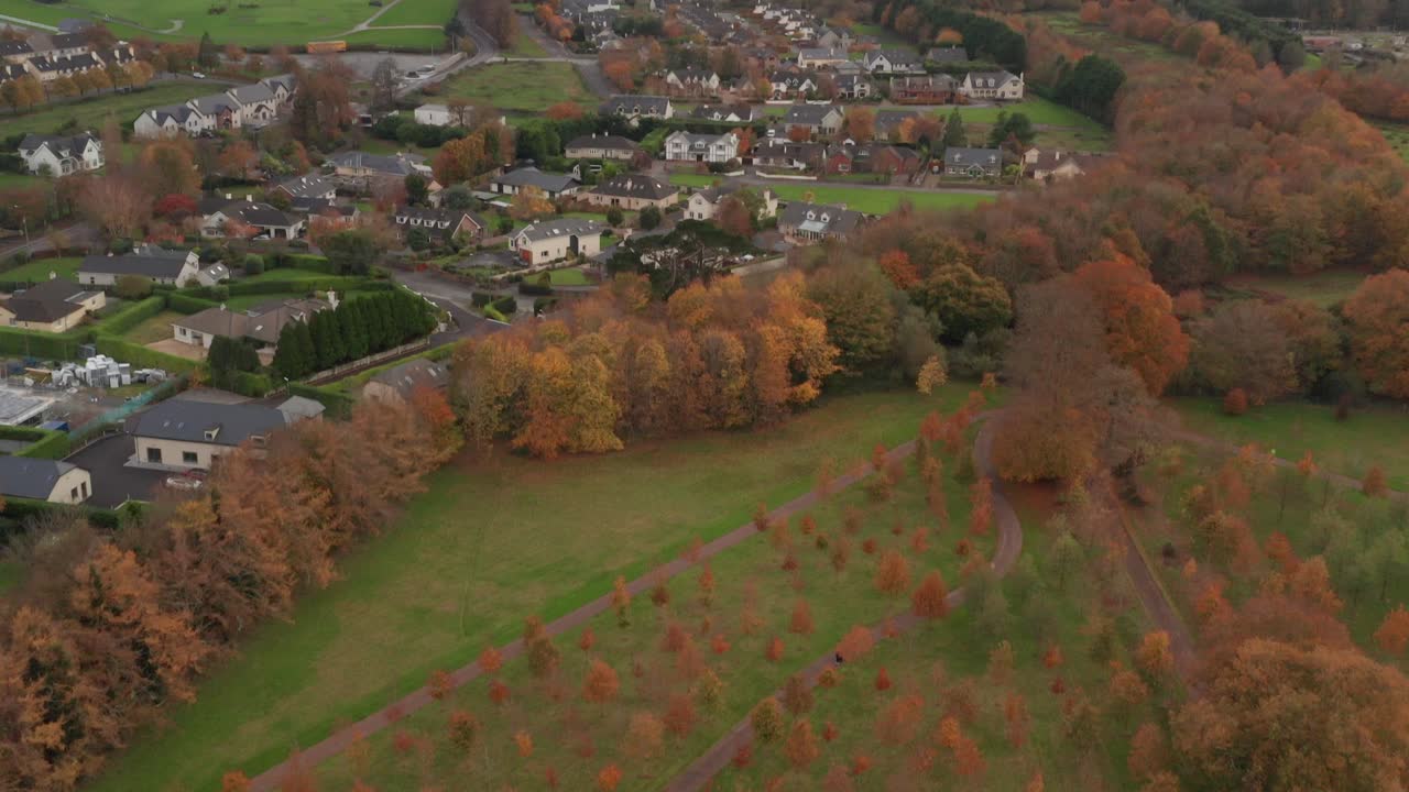 воздушный снимок, который наклоняется вверх, чтобы показать спокойный, туманный осенний день в килларни, ирландия