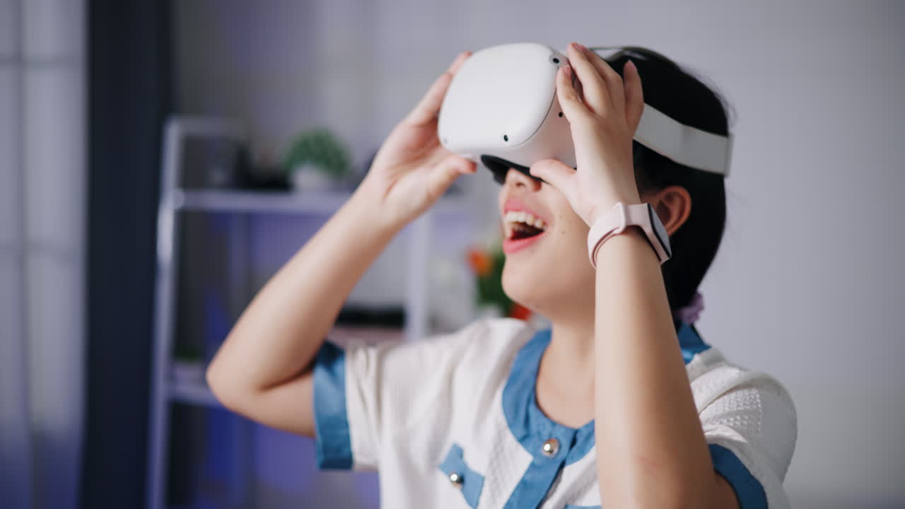 Donna che sperimenta un auricolare di realtà virtuale