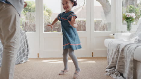 adorable niña juguetona bailando con la abuela divirtiéndose bailando con la nieta celebrando el fin de semana familiar en casa 4k