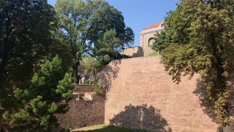 vista panorámica desde abajo en la fortaleza medieval de belgrado en 4k en un caluroso día de verano