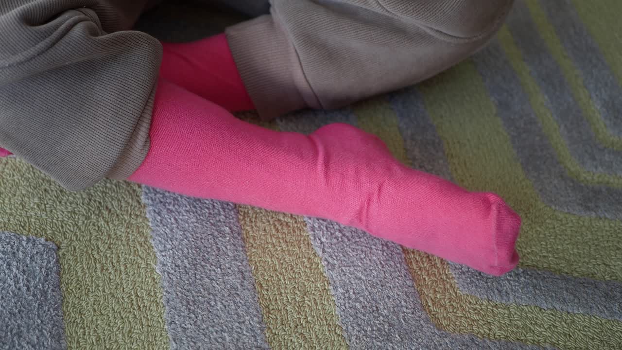 una niña adorable con calcetines rosados