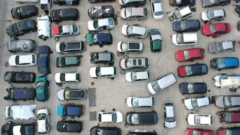 vista aérea de un depósito de chatarra de automóviles