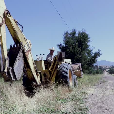 Tractor-Retroexcavadora-Desenterrando-Una-Línea-De-Agua-Con-Fugas-En-Un-Día-Caluroso-3