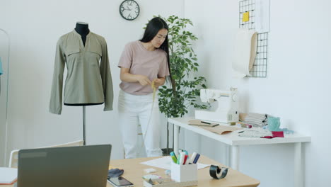 diseñador de moda en el trabajo