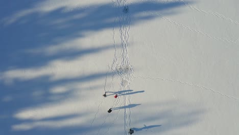 Paisaje-De-Gente-Haciendo-Pesca-De-Invierno-En-El-Lago-Congelado-Dejando-Agujeros-En-El-Hielo-En-Un-Día-Soleado