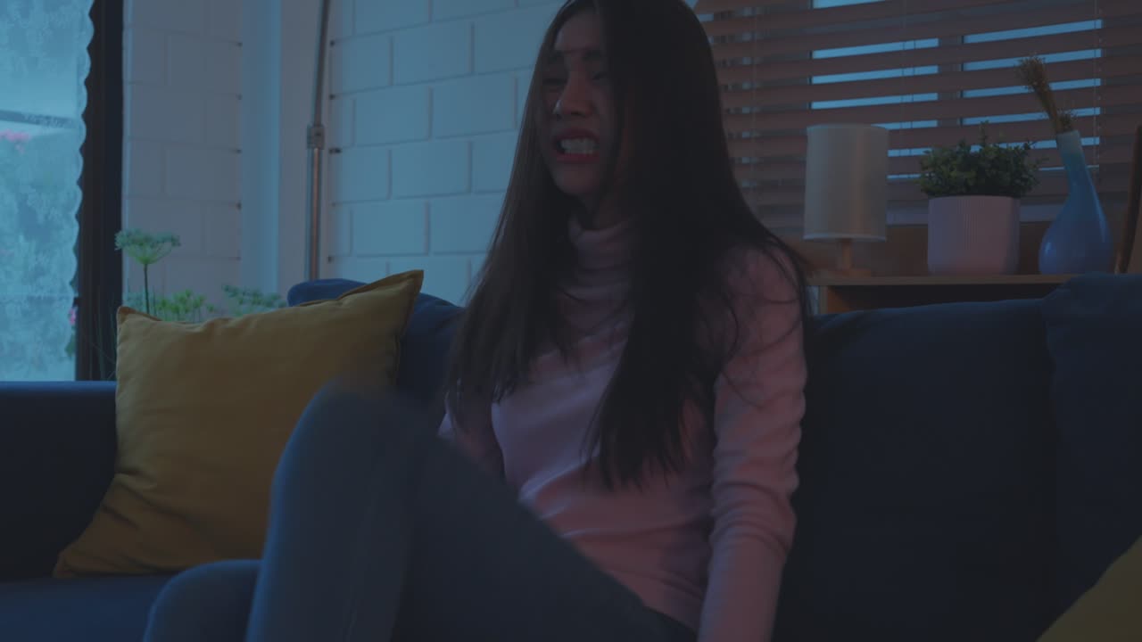 소파에 베개를 던지는 여자