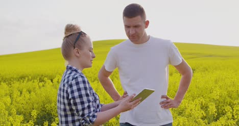 Farmers-Discussing-While-Using-Tablet-Computer-At-Farm-12