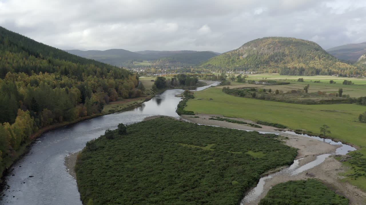 vista aérea del río dee cerca de la ciudad escocesa de ballater en el parque nacional de cairngorms, aberdeenshire