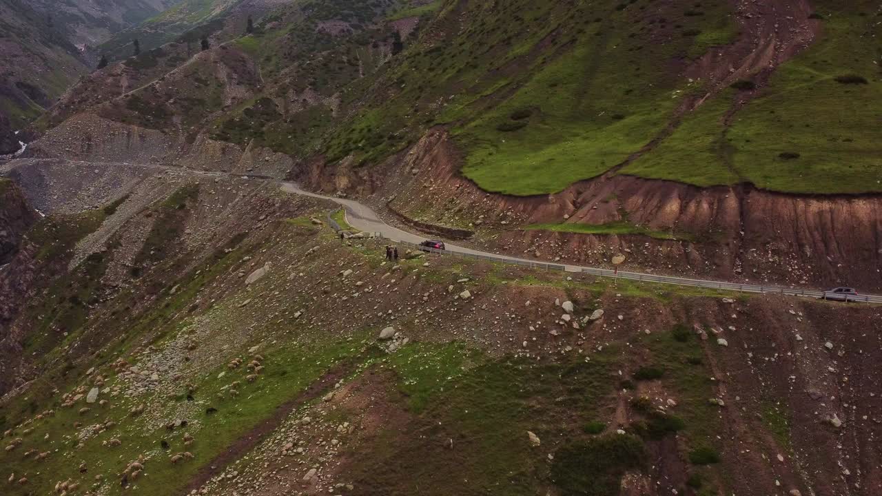 órbita aérea de un alto paso de montaña cubierto de hierba: peer ki gali, mughal road, cachemira