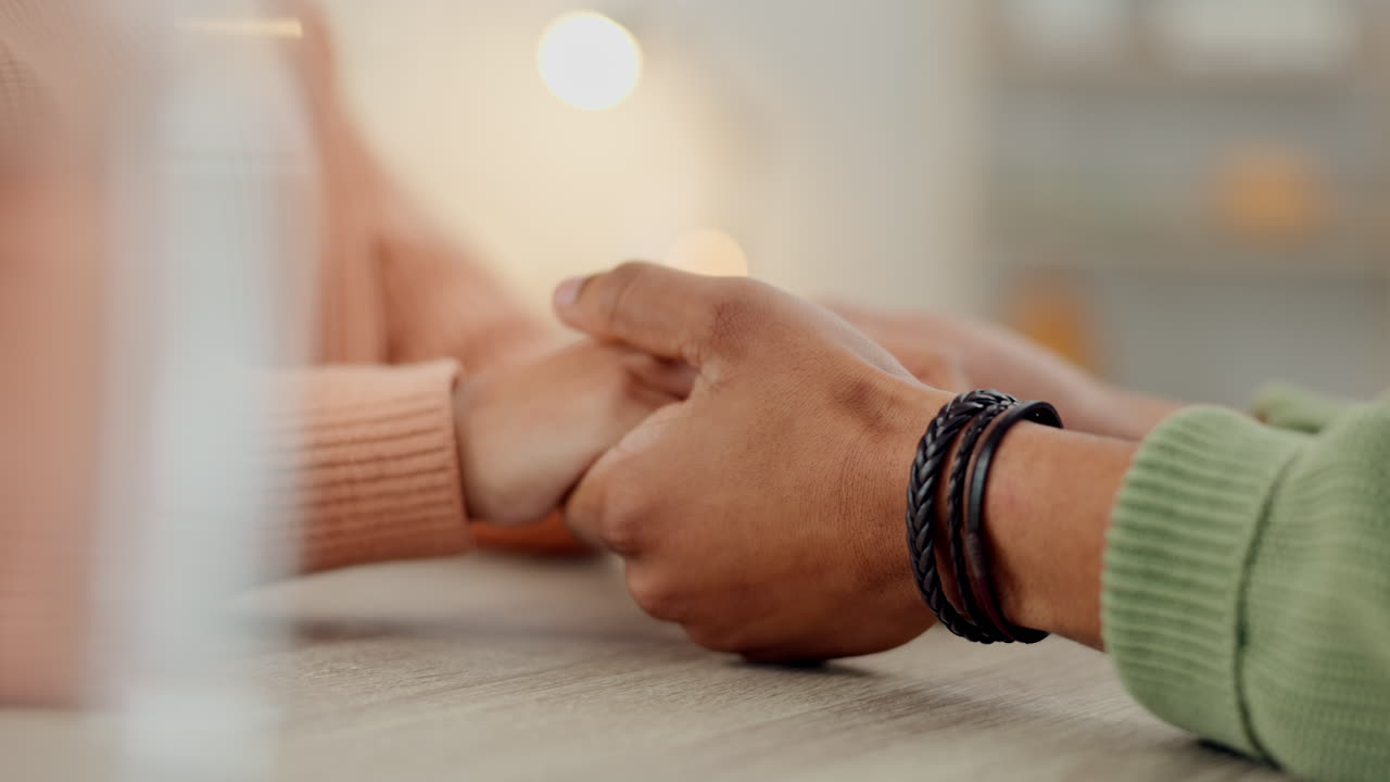 confiança, oração ou casal de mãos dadas