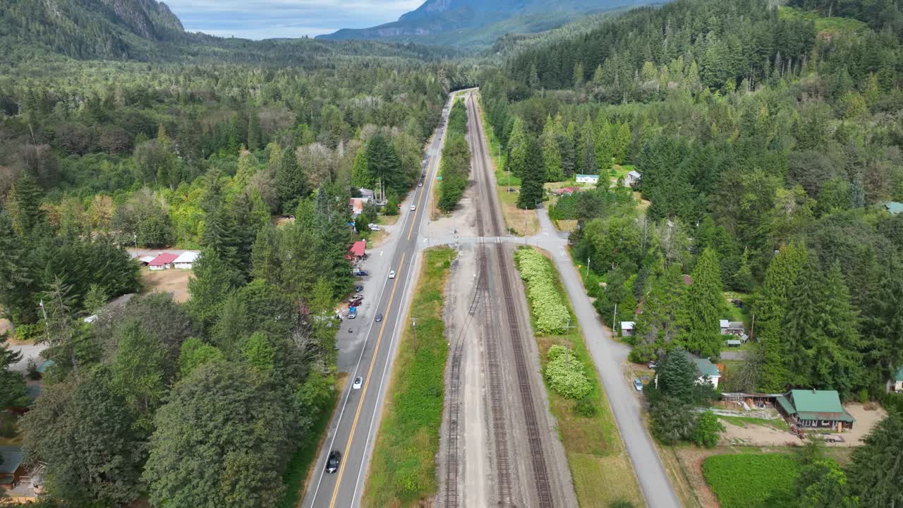 vista aérea de vías de tren vacías que corren paralelas a la autopista us-2 en las montañas cascade