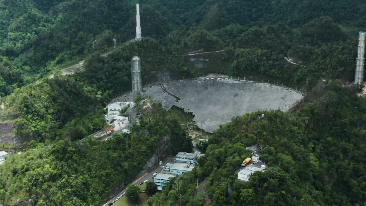 arecibo 천문대 과학 및 연구 사이트에서 작동하지 않는 포물선 안테나는 외계 지능에 대한 탐색을 계속합니다.