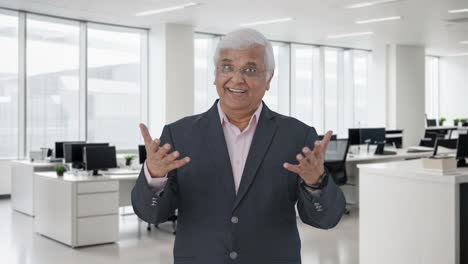 el gerente senior indio feliz hablando con alguien