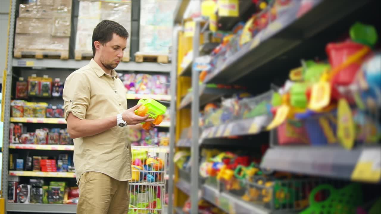 hombre comprando juguetes en una tienda de juguetes