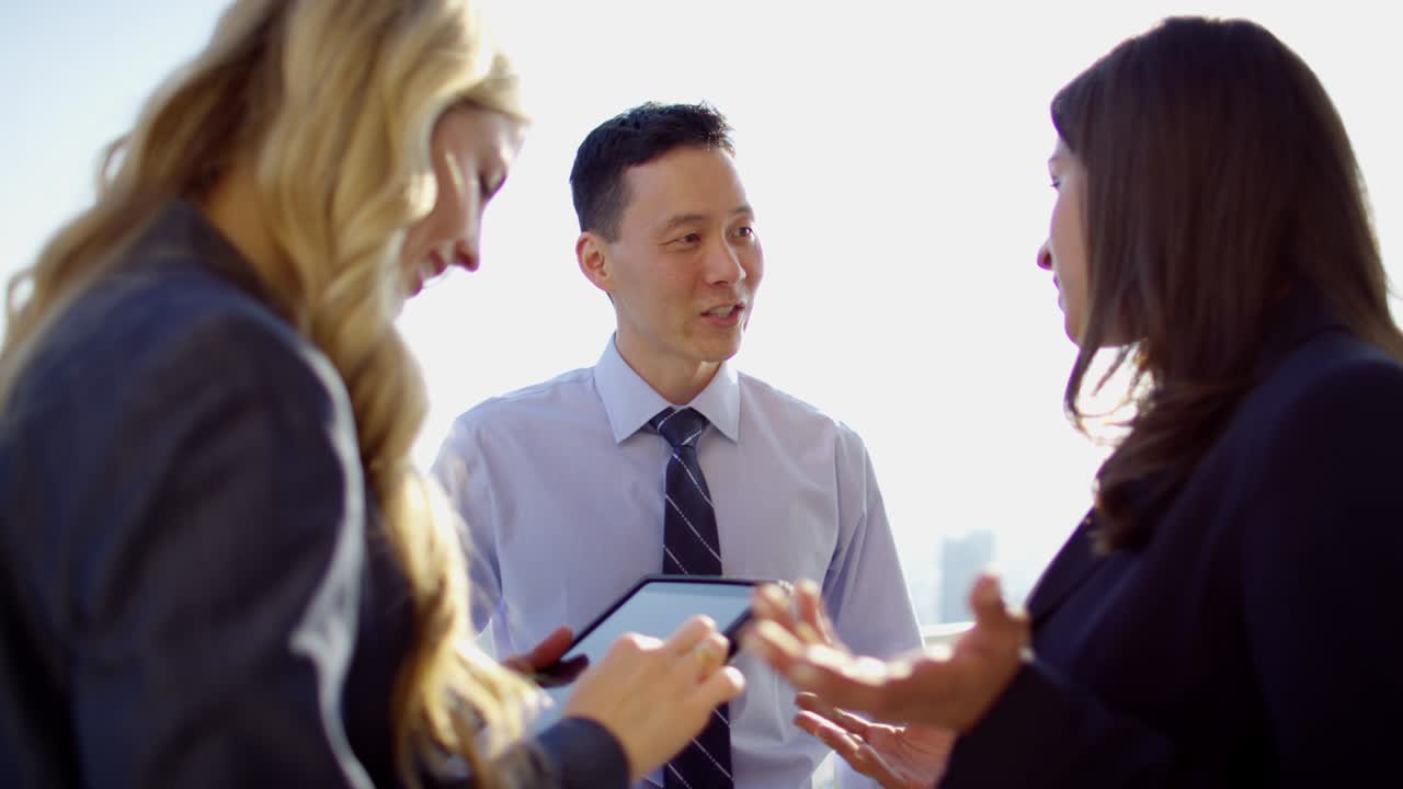 다민족 비즈니스 매니저가 지붕에 태블릿을 사용합니다.