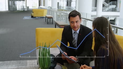 discutiendo documentos, hombre de negocios y mujer de negocios con animación de gráficos financieros en la oficina