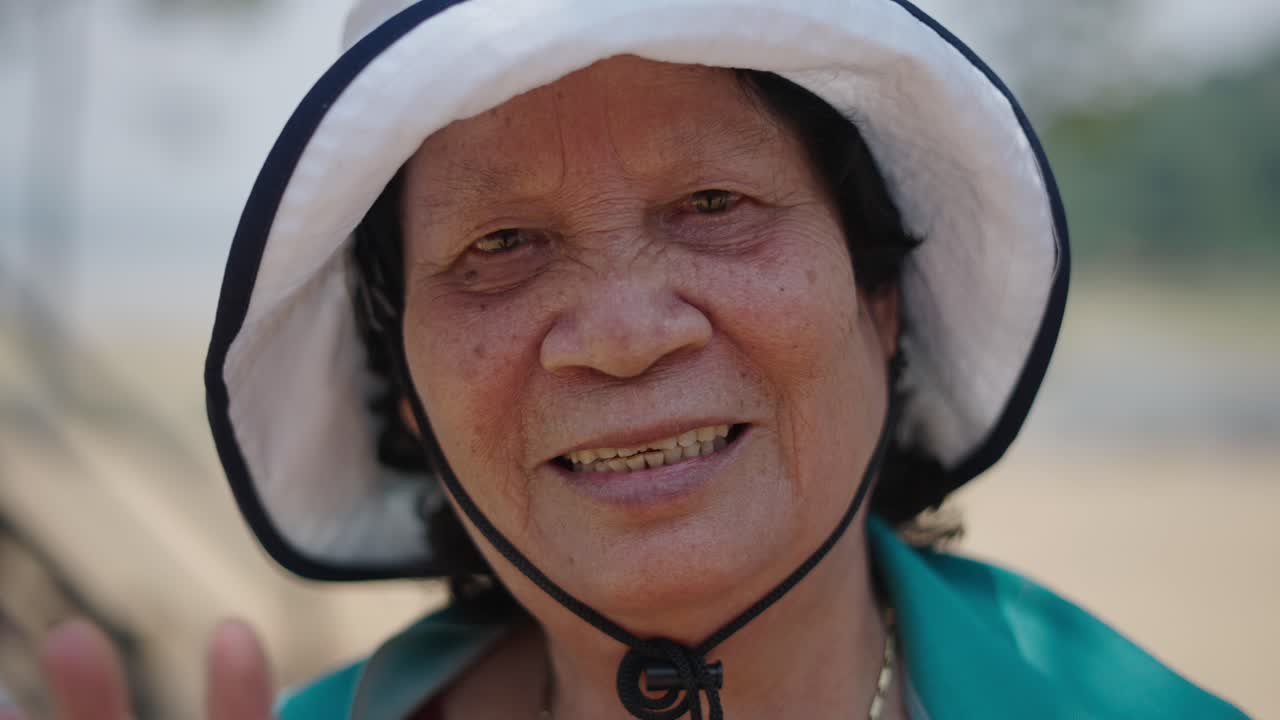 웃는 노인 여성의 초상화