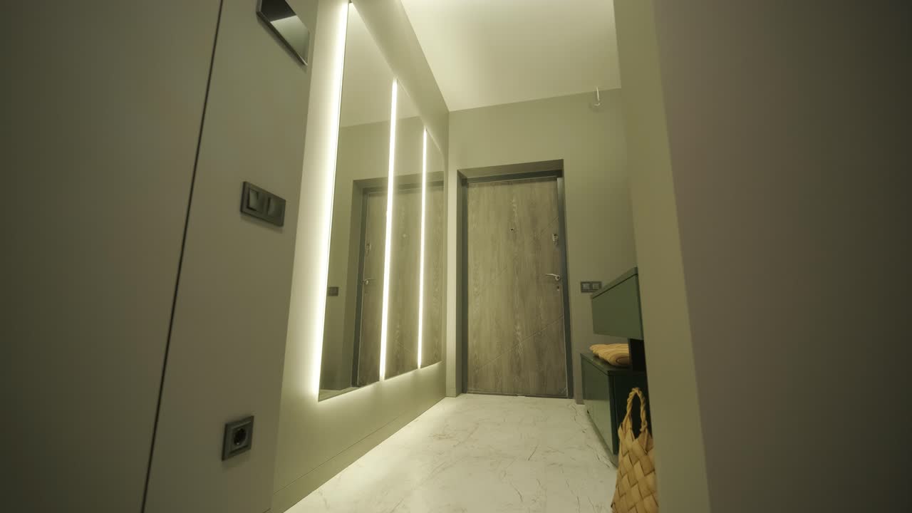 interior de hogar minimalista elegante y elegante con líneas limpias, colores neutrales e iluminación ambiental cálida, creando un ambiente acogedor y moderno.