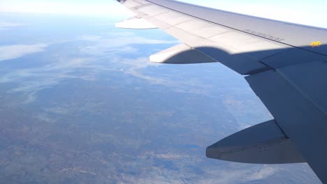 Vista-Desde-La-Ventana-De-Un-Avión-En-El-Aire