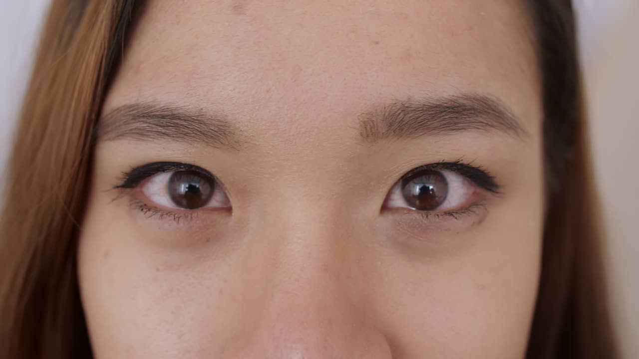 중동 젊은 여성의 얼굴, 아름다운 갈색 눈, 그녀는 미소