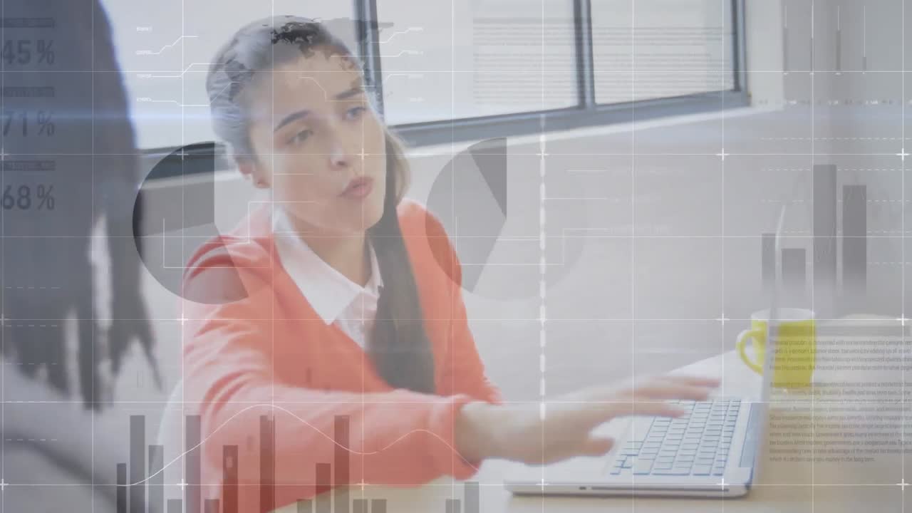 dos ejecutivos de negocios están discutiendo en una computadora portátil en una oficina.