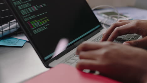 Cerrar-Las-Manos-Ingenieros-Que-Desarrollan-Aplicaciones-De-Software-Utilizando-Computadoras-Portátiles-Digitales-Escribiendo-Código-En-Pantalla-Programadores-Codificando-Sistemas-De-Seguridad-De-Internet-Diseñando-Proyectos-De-Inteligencia-Artificial-En-La-Oficina