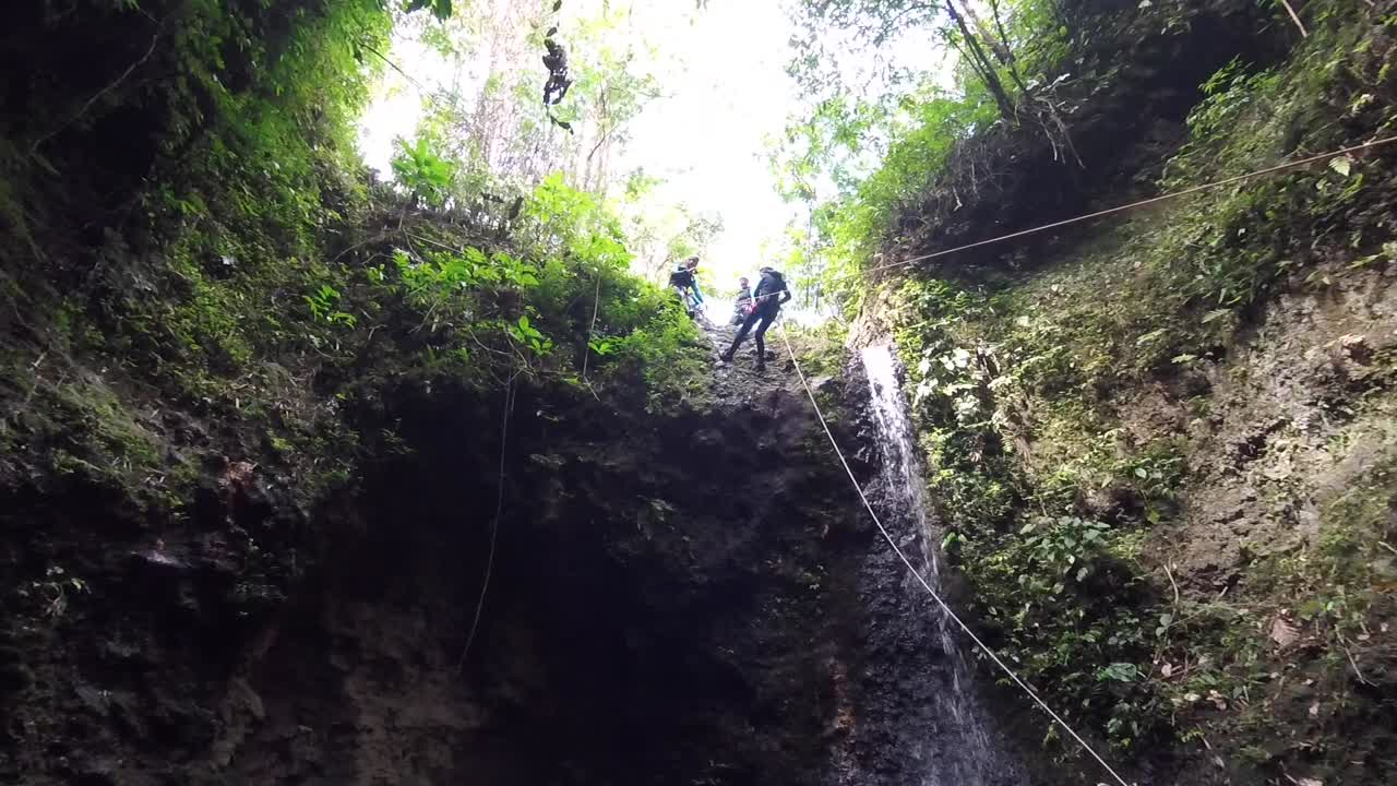 tirolesa por una cascada en bali, indonesia