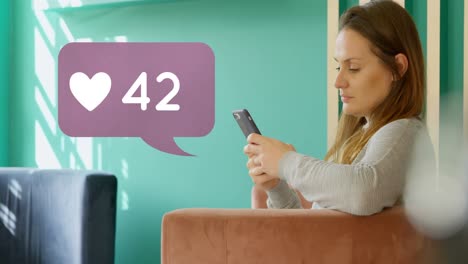 mujer sentada en una silla revisando sus redes sociales 4k
