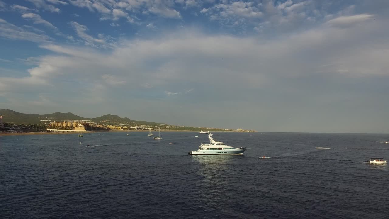 Ripresa aerea di barche e una moto d'acqua a Los Cabos, Baja California Sur