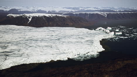 Alaskan-Glacier-in-the-winter