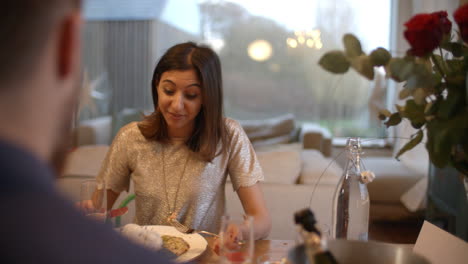 Pareja-Romántica-Disfrutando-De-La-Comida-Del-Día-De-San-Valentín-Juntos