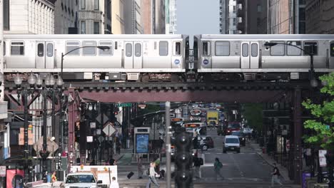 el tren 4k chicago l cruza una calle concurrida.