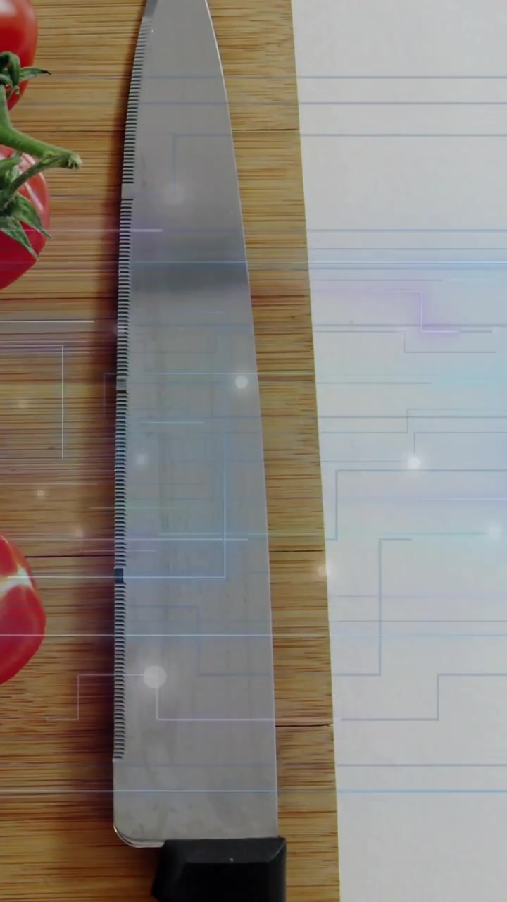 Vídeo vertical: Grade azul subindo, faca serrilhada deslizando, centralizando, preparando tomates para fatiar.