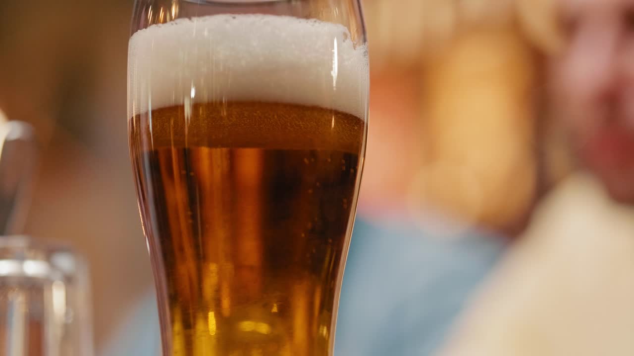 taza de cerveza fría y fresca