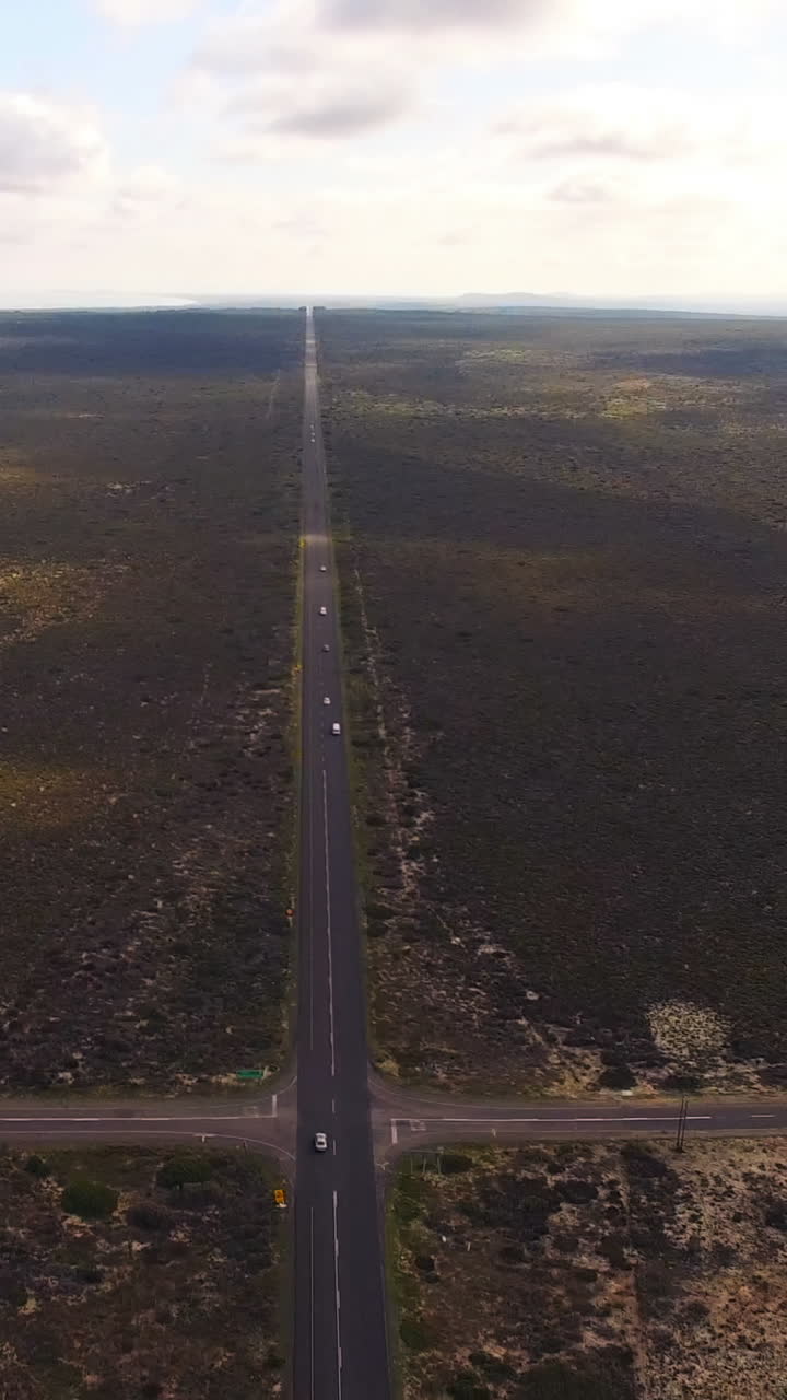 vista aérea de un camino de tierra que se serpentea alrededor de un campo rural