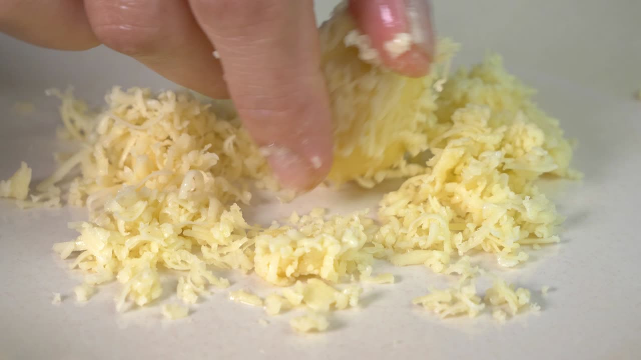 여자 손은 은 치즈에 coockie 반죽 공을 굴러, 가까이 makro  요리사 손가락