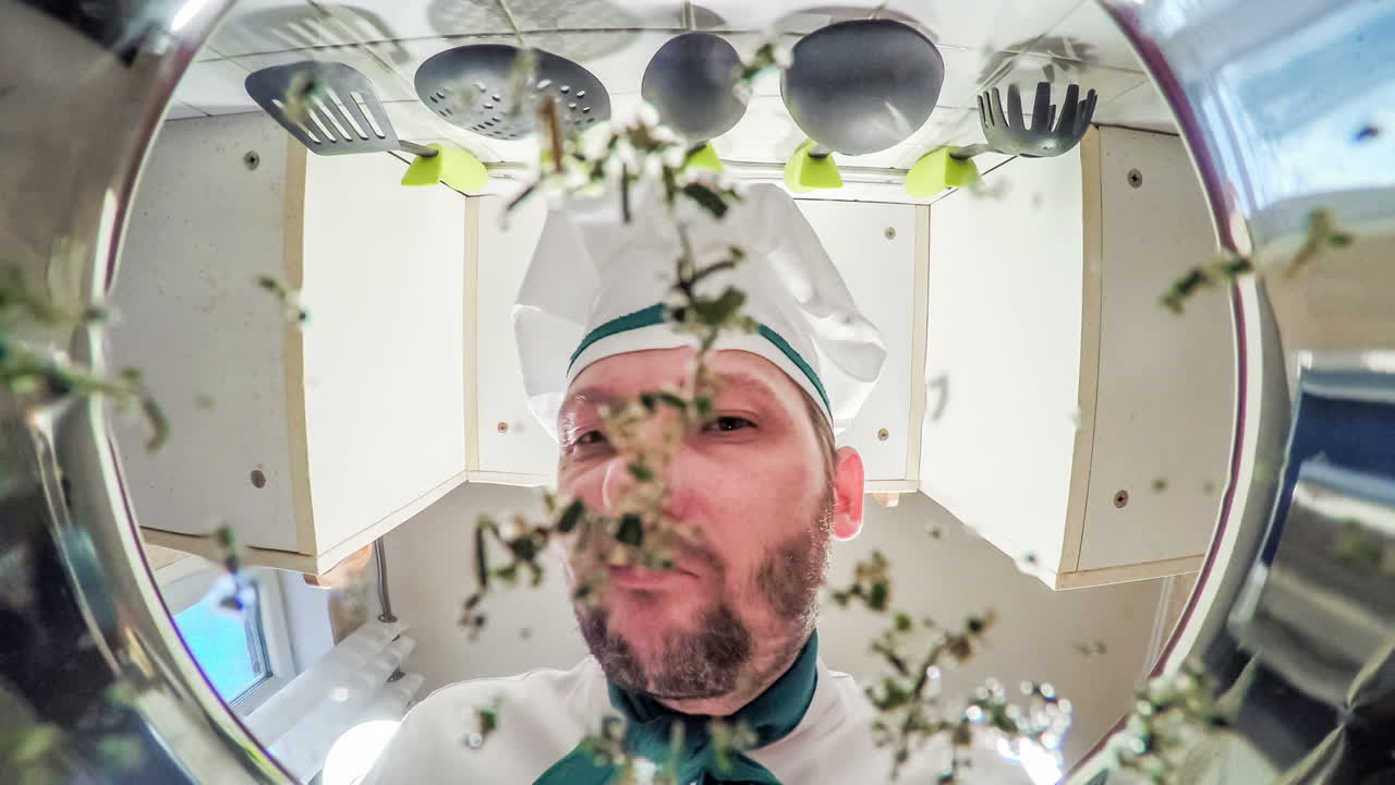 el chef agrega especia a la sopa, la vista desde la sartén