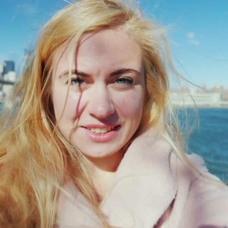 woman tourist takes pictures of herself in the background of the panorama of new york 1