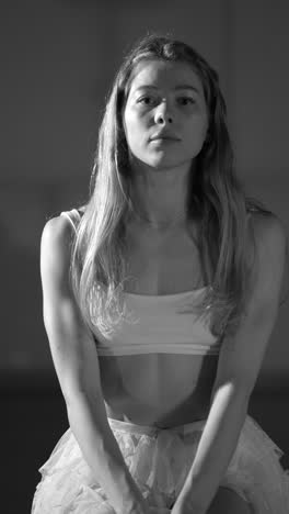 retrato en blanco y negro de una mujer
