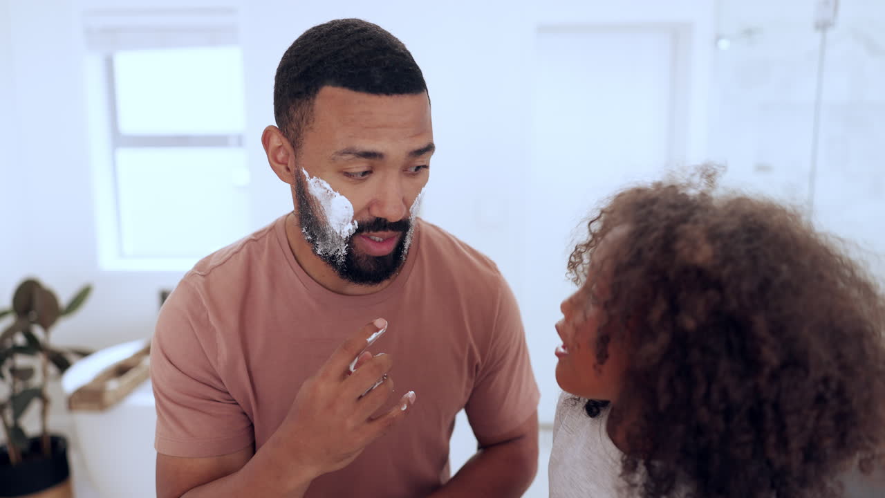 hombre, niño o aprendizaje de la crema de afeitar en el espejo