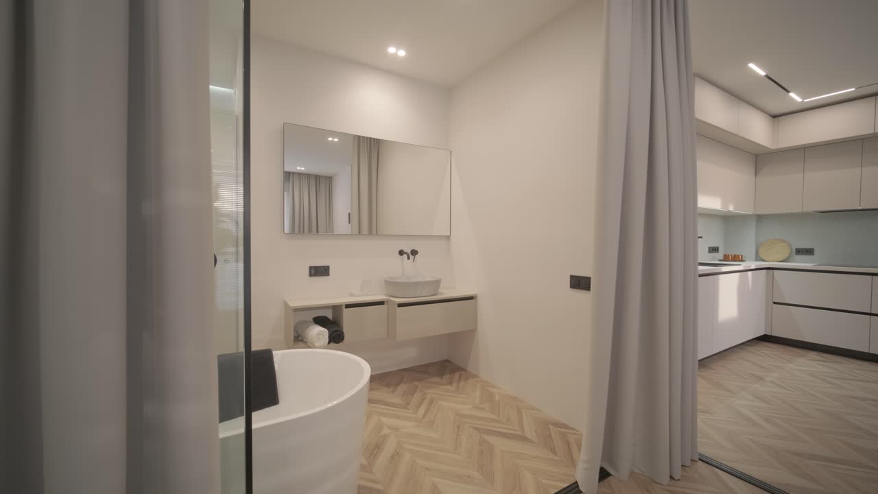 estilo minimal moderno contemporáneo baño blanco brillante con luz natural.
